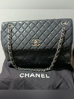 CHANEL Black Quilted Shoulder Bag with Silver Chain